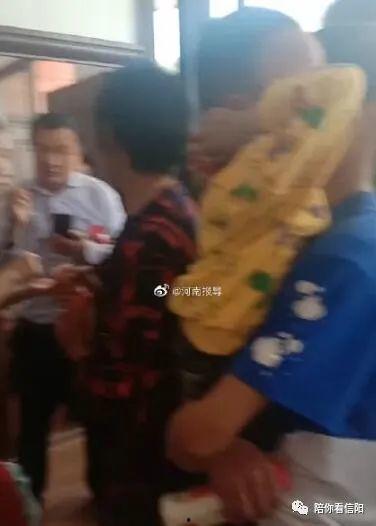 信阳爆料女子被打视频曝光,信阳街头暴力事件引发关注  第2张